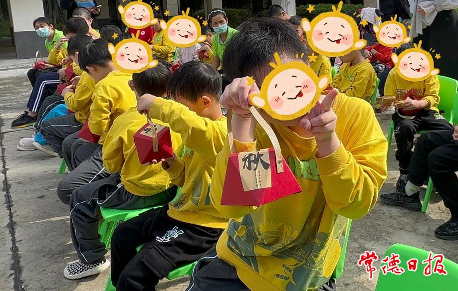 孩子们展示自己收到的月饼礼盒.jpg